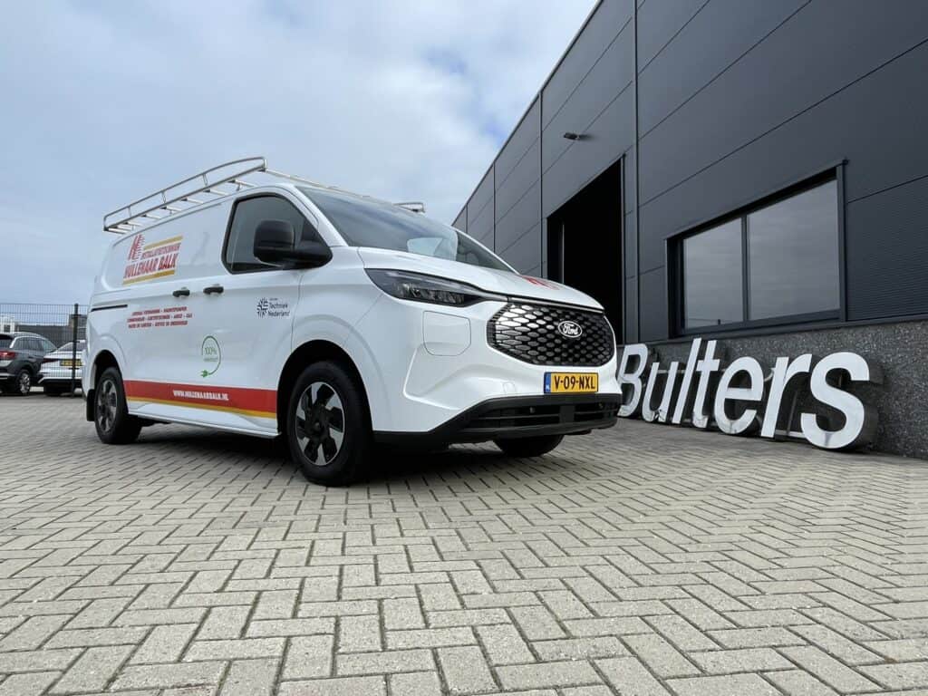 Moderne witte bedrijfswagen met bedrijfslogo geparkeerd voor Bulters, gespecialiseerd in bedrijfswageninrichting, op een heldere dag.