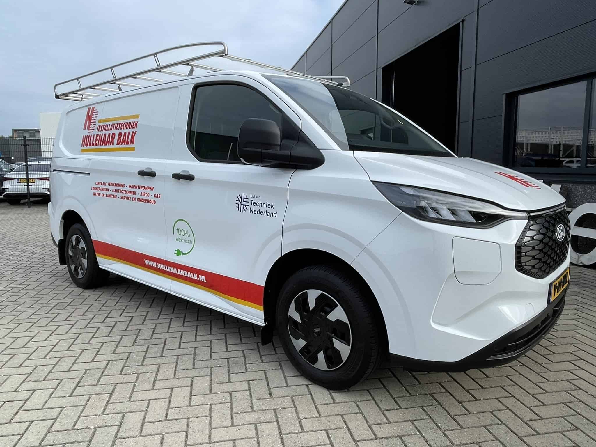 Moderne witte bedrijfswagen met bedrijfsuitrusting en logo van Hollander Balk, ideaal voor bedrijfsdoeleinden en transport.