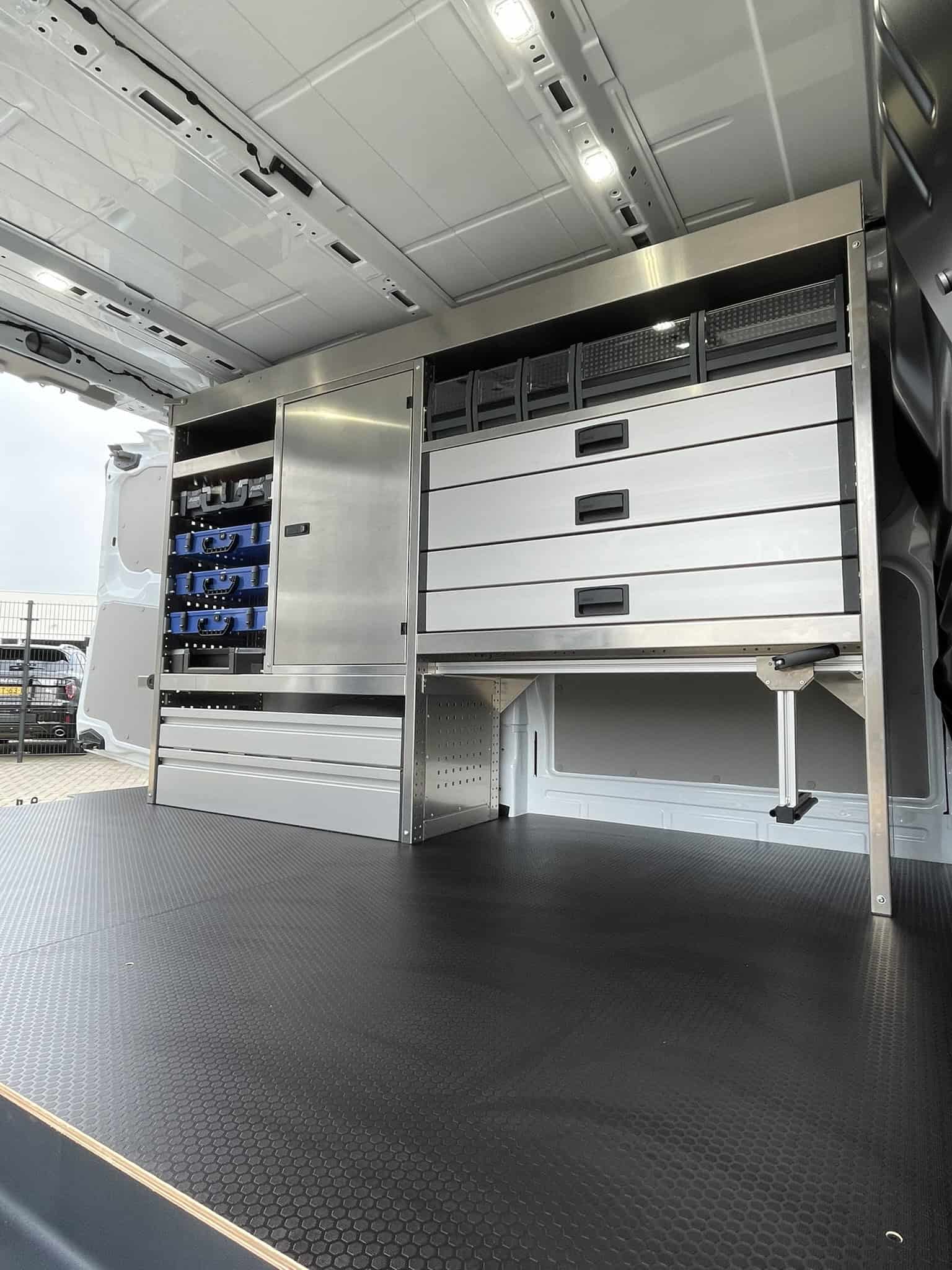 Professionele bedrijfswageninrichting met opbergkasten en werkblad voor efficiënt transport en logistiek.