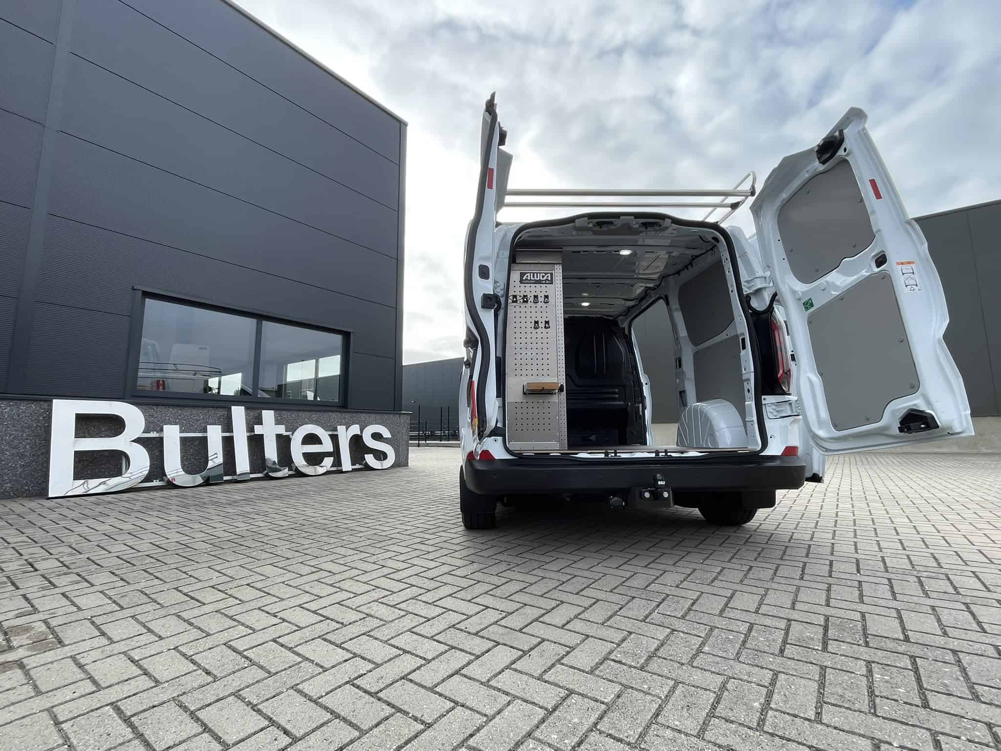 Binnenkant van een bedrijfswagen met professionele op maat gemaakte inrichting voor transport en logistiek.