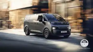 Renault Trafic E-Tech bedrijfswagen in beweging op straat, geschikt voor bedrijfsinrichting en transport.