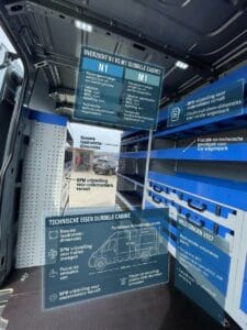 Binnenkant van een bedrijfswagen met informatieborden over dubbele cabine en bedrijfswageninrichting.